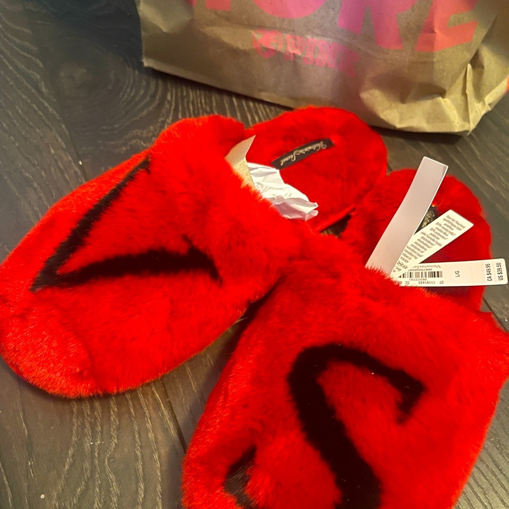 Brand New Victoria’s Secret Red Faux Fur VS Valentines Day Sleppers Size Large